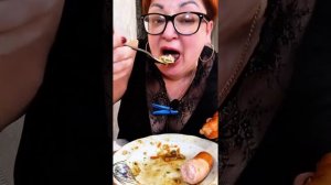 ВАРЕНУЮ ЛАПШУ ПРОБУЮ ВПЕРВЫЕ/ЧАН РАМЕН И САСИСКИ БРЫЗГАЮЩИЕ СОКОМ/Мукбанг