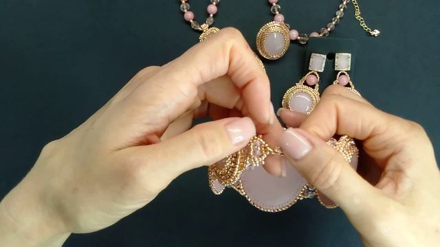 Ажурный браслет из розового кварца.