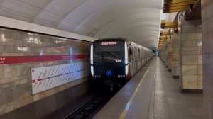 «Коричневый на красной!» Метропоезд «Балтиец» №121 на ст.м.Гражданский пр., ноябрь 2025 года