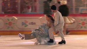 Звездные фигуристы принимают участие в торжественном открытии сезона на ГУМ-Катке.