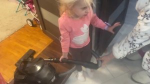 19.11.2025 . Ника и пылисос.