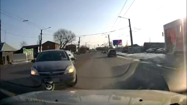 На Опеле хочет повернуть через 2 сплошные