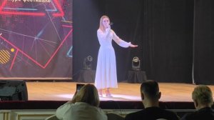 хорошо поёт