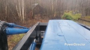 МТЗ-82 и ЗИЛ-130 отсыпают участок