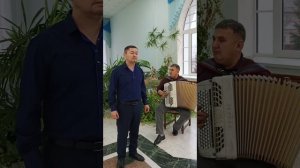 Һыу буйынан әсәй ҡайтып килә