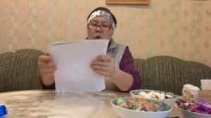 Нарезаю свежие домашние помидоры, на салат.