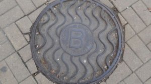 Baza: люк канализации чуть не убил маму с детьми, влетев в лобовое стекло машины