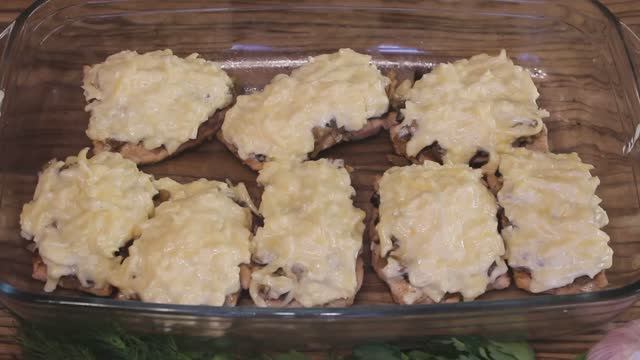 Горбуша под сырной шапочкой. Нежная рыбка с сыром и грибами в духовке. Блюда из рыбы.