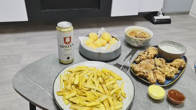 Закуски к пиву. Крылышки KFC , сырные шарики , картошка фри.