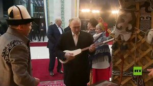 بوتين يجرب العزف على آلة وترية نقرية "هو بو سي" ويتلقى هدية