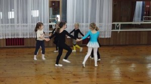 Танец игра у Новогодней ёлки