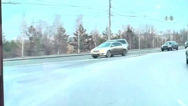 Опасная езда на дороге в Омске