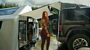 Кемпинг в новой большой палатке на берегу реки. Ужин на природе