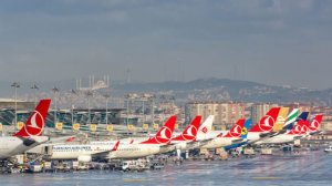 SHOT: десятки туристов из России застряли в Стамбуле из-за подрыва нефтяных танкеров