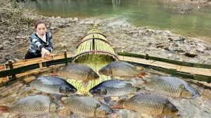 Девушка делает ловушки для крупного улова.