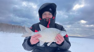 Лещ на чертика по первому льду! Лещовая  лихорадка началась.