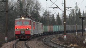 „Красиво вышел из поворота". ВЛ11 - 225А/145 с грузовым поездом проследует платформу Депо.