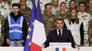 Французский военный ушел со сцены во время речи Макрона