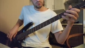 Миша на бас гитаре  играет триоли