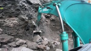 Строительство, экскаватор копает песок