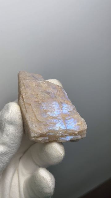 Беломорит лунный камень