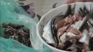 МУКБАНГ мнение (чищу кильку)