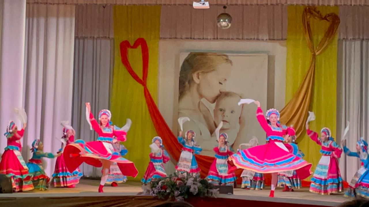 ДЕНЬ МАТЕРИ. ТАНЕЦ "ПРАЗДНИЧНАЯ". АНТ "ЛЕБЁДУШКИ". смотреть онлайн