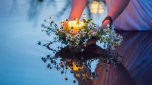 Вдаль веночек уплывал