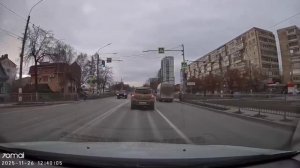 У нас по ПДД не нужно выполнять резкое торможение при жёлтом сигнале светофора если это может создат