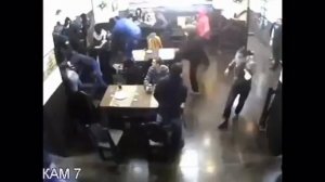 💥Когда пришел попить пивка и тебе абсолютно похер, что вокруг дерутся куча народу