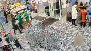 РЕЗНЯ В МАГАЗИНЕ закончилась жертвами и уголовным сроком.mp4