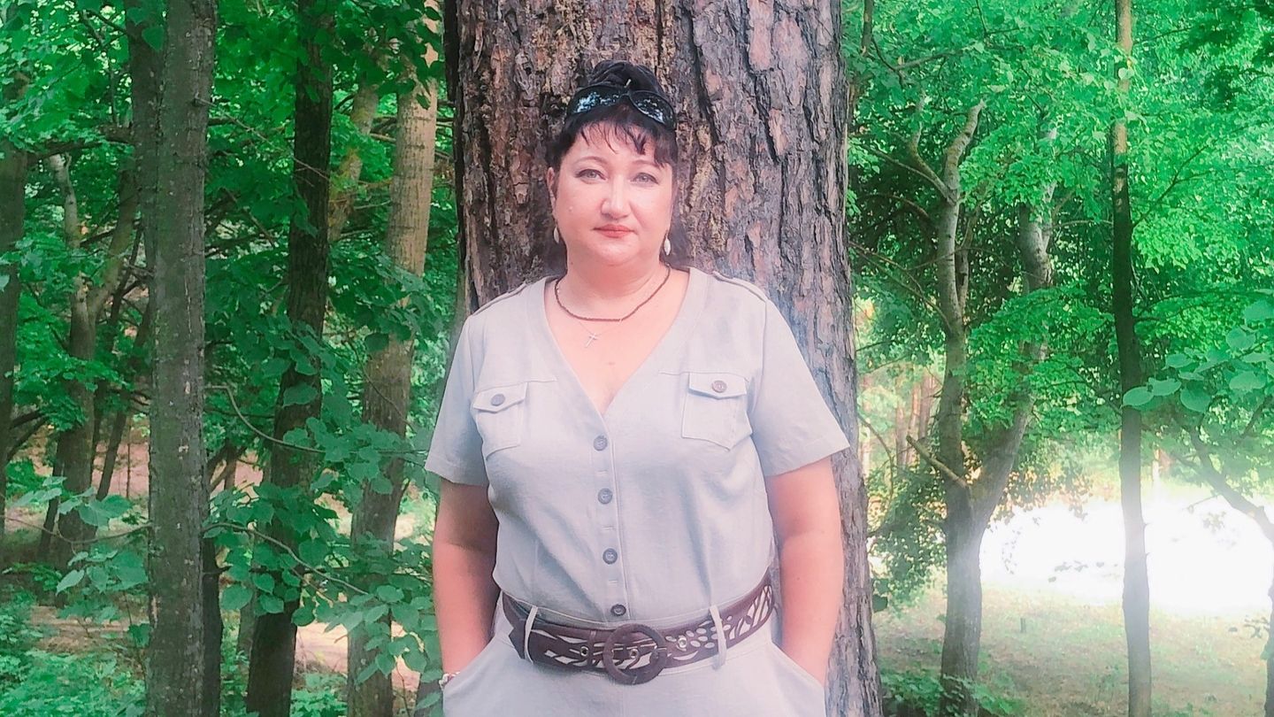 Оранж платье с рукавами буф и ассексуары