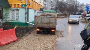 Работает в городе мини-самосвал ИФА Мультикар 25.