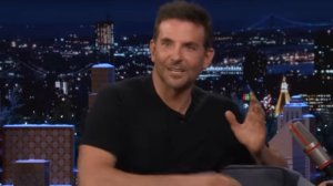 Брэдли Купер не может перестать смеяться над встречей выпускников и рассказывает о подготовке к