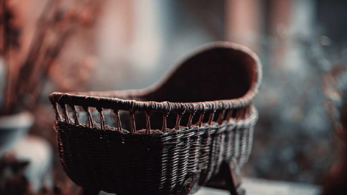 Мать убила троих детей, заглушая их крики колыбельными