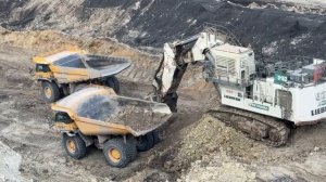 Основные кадры в действии!! Экскаватор Liebherr R9350 загружается двумя камерами Komatsu HD 785-7