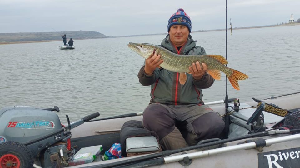 судак бьет на фарватере где ходят корабли глубина десять метров #судак #рыбалка #баржа #корабль #дон