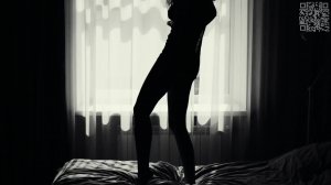 Девушка просыпается в постели .A girl wakes up in bed