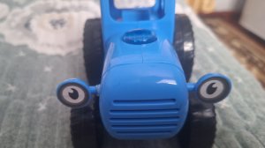 Синий трактор по полям по полям