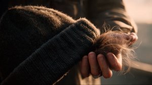 Благодатная почва для паразитов: как шапка может стать причиной выпадения волос