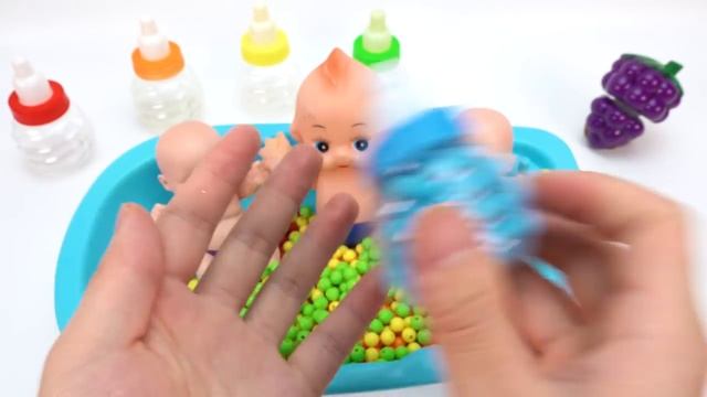 Увлекательное видео ASMR - Смешиваем разноцветные конфетки в детской ванночке смотреть онлайн