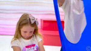 Настя делится рецептом приготовления слайма.