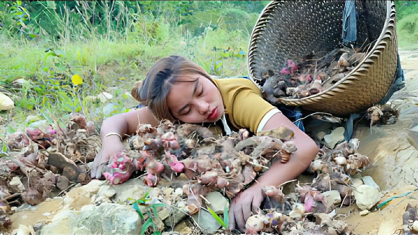 Дуонг готовит сушеную маниоку. Собирает галангал для продажи на рынке и заботится о животных