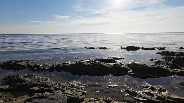 Пока еще спокойное осеннее Черное море. смотреть онлайн