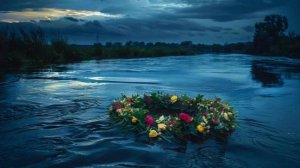 Вдаль веночек  уплывал