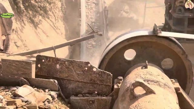 Строительство, дробление щебёнки