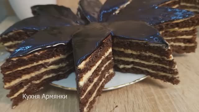 Нежный торт с блестящей глазурью.