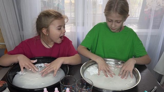 Девочки делают ньютоновскую жидкость и краски холли