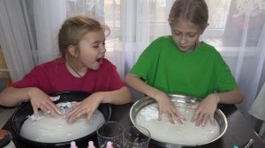Девочки делают ньютоновскую жидкость и краски холли