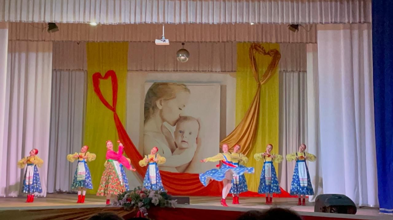 ДЕНЬ МАТЕРИ. ТАНЕЦ "ЗВОНКИЕ ЛОЖКИ". АНТ "ЛЕБЁДУШКИ". смотреть онлайн